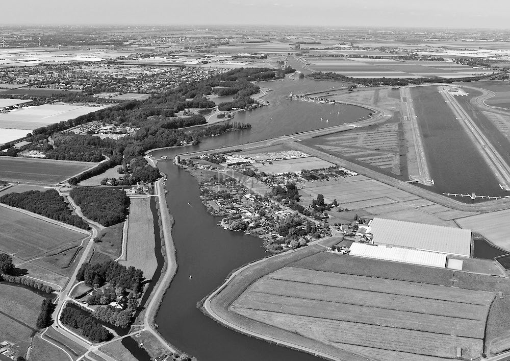 The Rotte (a former peatland stream), the Rottemeren, and in the polder to the right the Willem-Alexander rowing course, 2013 (photo Izak van Maldegem)